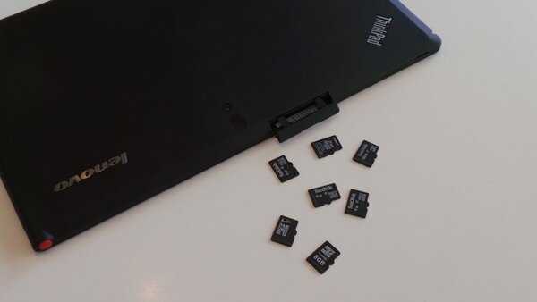 microSDメモリーカードのスロットがあり、USBと合わせて周辺機器との連携は極めて柔軟だ。（すぐ横にSIMカードスロットも用意されているが日本国内ではサポートされていない）