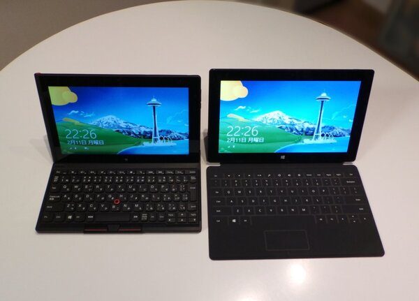 筆者のSurface RT（右）とThinkPad Tablet 2（左）。ほんの少しThinkPad Tablet2 の方が小さいが重さは100g以上軽い。やっぱり従来のWindowsアプリが動作するのはこの上なく便利だ