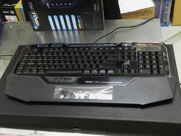 Ascii Jp 180のマクロと1680万色設定可能なゲーミングキーボード