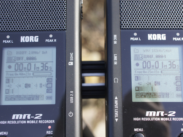 録音中のMR-2の2台を撮影。左がDSD録音、右がリニアPCM録音だ