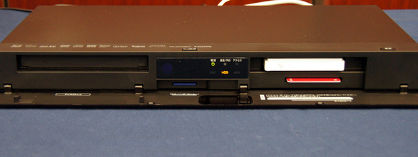 前面カバーを開くと、左側にBDドライブ、右側にiVDRスロットが搭載されている。中央にはSDメモリーカードスロットも搭載しているが、番組持ち出しはできない