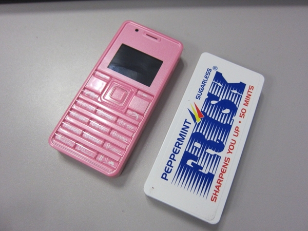 ASCII.jp：超小型携帯「ストラップフォン2」をさっそくネチネチ触る！