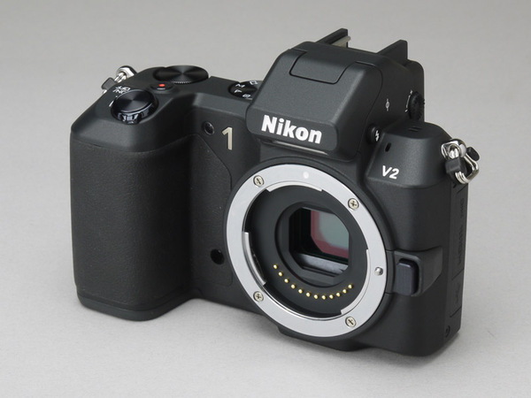 ニコンのミラーレス一眼上位モデルの「Nikon 1 V2」。ボディーのみの実売価格は7万4000円前後