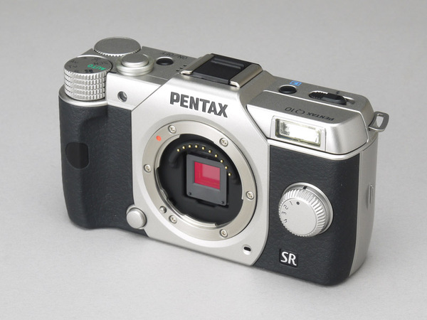 ペンタックスの超コンパクトなミラーレス一眼「PENTAX Q10」。ボディーのみの実売価格は2万7000円前後