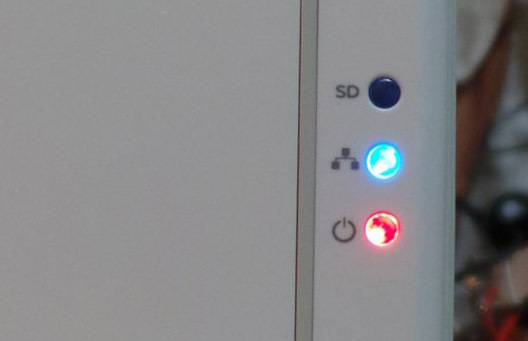 中央のLEDが青く点灯すれば無事、カメラ一発！とWi-Fiルーターの接続が成功した、ということ