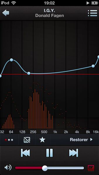 イコライザー画面。赤いグラフ表示は再生中の音楽に合わせてグラフィカルに変化する。白いラインが調整カーブ