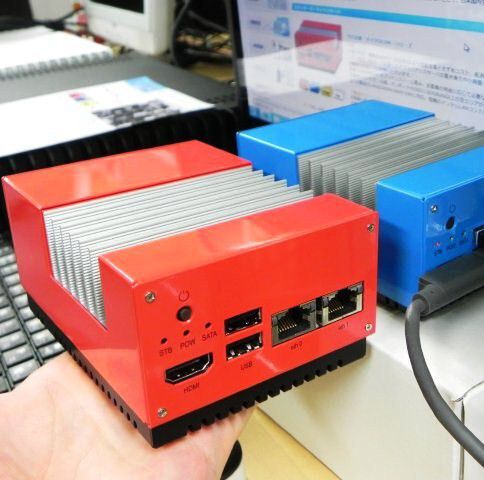 ASCII.jp：手のひらサーバーの「サバ太郎」に赤と青の2モデルが追加！