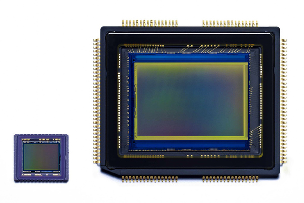 従来の「GR DIGITAL IV」（左）と新しいGRの撮像素子（右）これほどのサイズの差がある