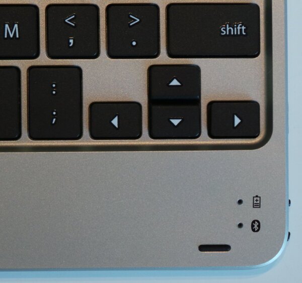 何と言っても外付けキーボードを付けて便利なのはソフトウェアキーボードで明示的なサポートのないカーソル移動キーだろう