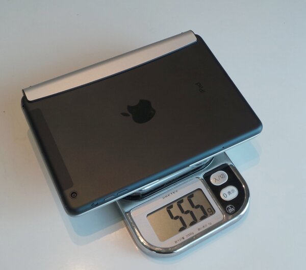 iPad mini＋miniキーボードキットでも総重量は、筆者のiPad単体より軽いたったの555gだ