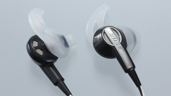 ユニークな形状のイヤーチップを採用するボーズ「MIE2i mobile headset」。シリコン製の柔らかい感触で軽快でありながらしっかりとした装着が可能だ