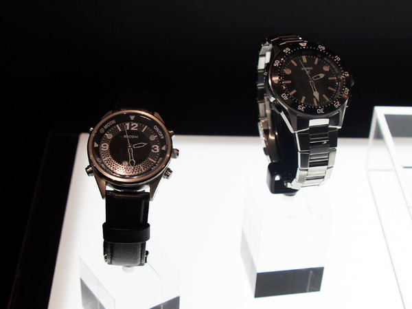 左が「GR」モデル、右が「K」モデルの腕時計。各150本限定で、同社のオンラインショップでのみ販売する。どちらも5月下旬発売で価格は2万4800円
