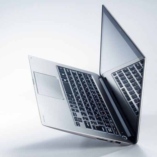 ASCII.jp：Ultrabook初！タッチ対応WQHD液晶を搭載 待望のモバイル機