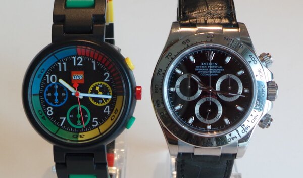 LEGOクロノも含めて、世界の多くのクロノグラフ腕時計はロレックスのDaytona（右）をリファレンスにして作り上げられている