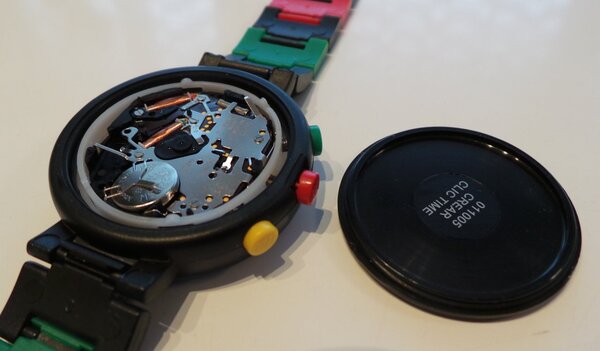 ボタン電池の交換は一部のSwatch腕時計などより極めて簡単だ