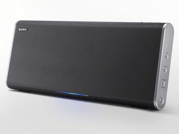 横長のスリムな形状で2.1chスピーカーを内蔵した「SRS-BTX500」（実売価格2万5000円前後）。ソニー独自の「磁性流体スピーカー」を採用し、クリアで生き生きとした音を再現する