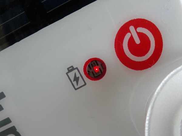 充電済のLuminAIDは、使用していない状態（電源オフ）の時はバッテリーマークの隣の丸い穴の中に見える赤色LEDが赤く光る仕様だ