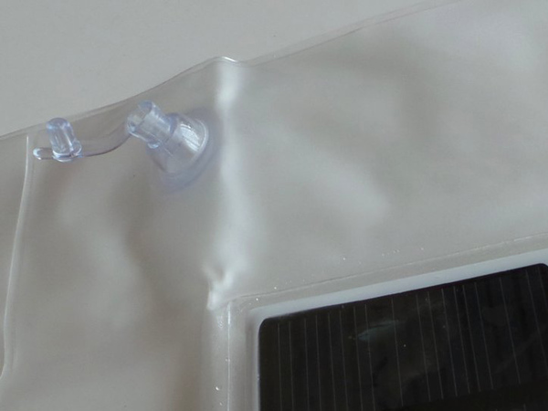 浮き輪で見慣れた空気の吹き込み口から空気を送って膨らませる