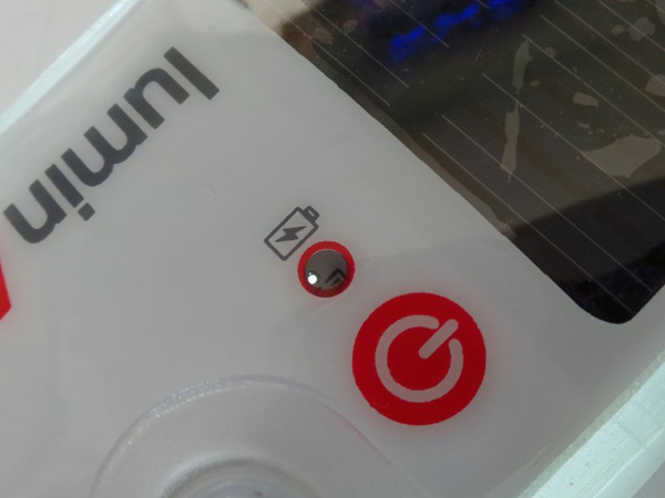 電源オンにすることで、バッテリーマークの横の小穴の表示は赤から白に変化する