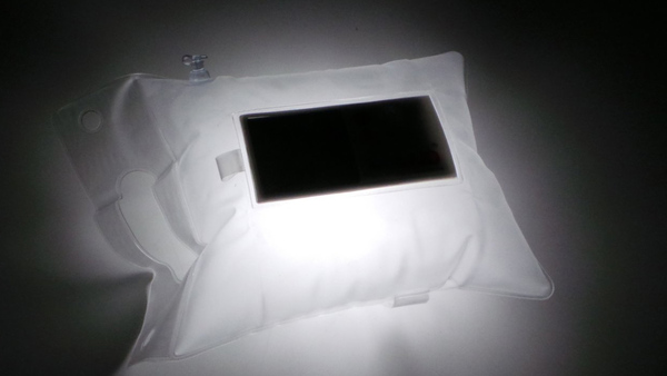 極めて小さな白色LEDの光源がPVC内部に拡散して明るい照明器具になる
