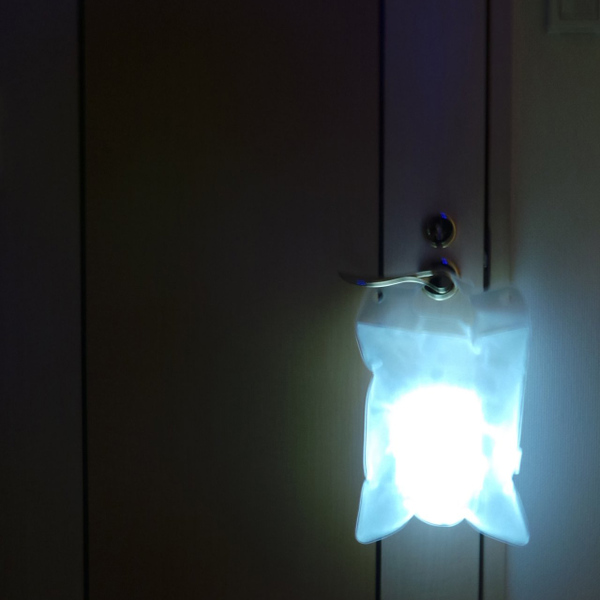 室内なら、例えばトイレや外部への出口をのドアを示す目印や照明に使用できる