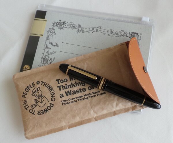 理想のペンケースが見つからず、愛用の万年筆を、革とプチプチのコラボで企画した市販ケース「バブルラッパー・プチセレブ」で他の筆記具と同居させていた