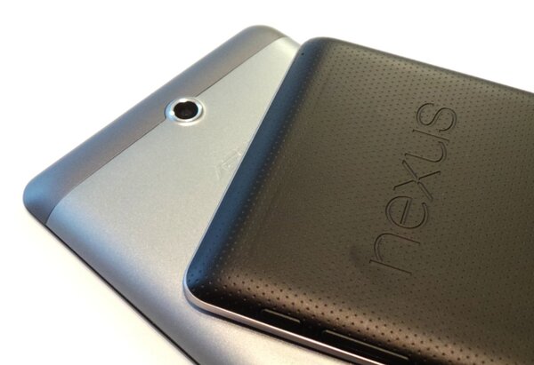Nexus 7はラバー系の背面処理だったが、fonepadはメタル系の明るい背面になった