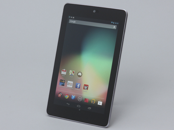 Googleの「Nexus 7」は7インチ（1280×800ドット）のディスプレーを搭載。16GBモデルが2万円で購入できる 