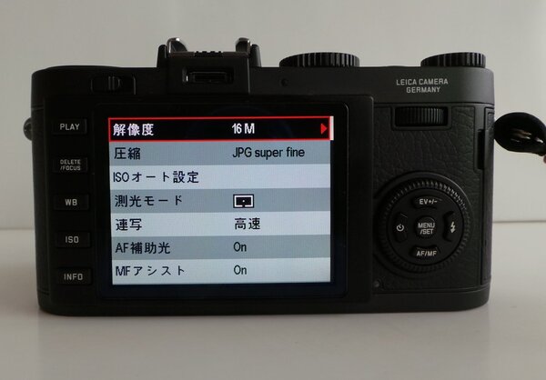 本体もそうだが、Leica X2に共通するのは「シンプル」というキーワード。液晶モニターに表示される設定メニューも階層なしのシングルメニューのみだ