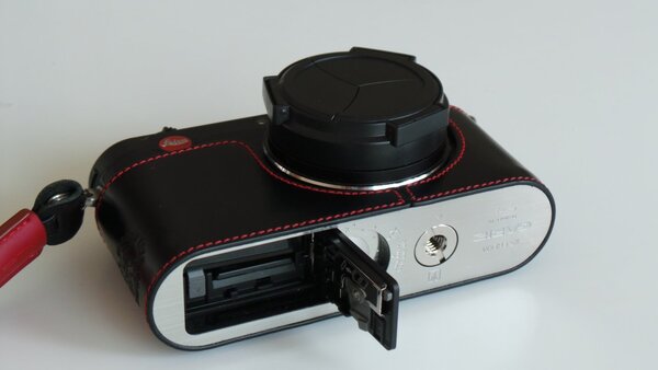 Leica X2の底部のバッテリーとSDメモリーカード交換のフタ部分はえぐれていて、操作性をまったく損なわない