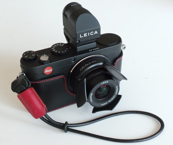 確かに便利にはなったが、Leica X2に似合うかどうかは納得できない……