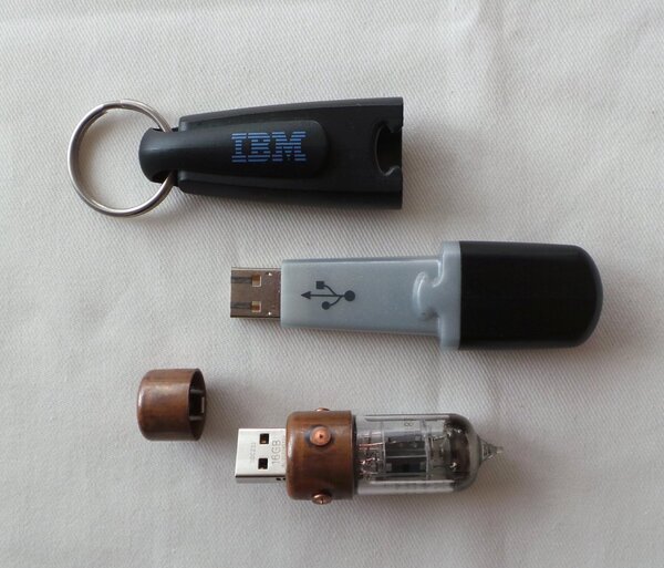2001年初頭発売の「IBM USB Memory Key」（上）は8MBの容量で4800円だった