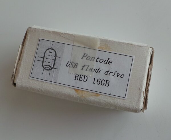 エイジド感あふれる真空管型USBメモリーの外箱。いい加減な作りがピッタリだ