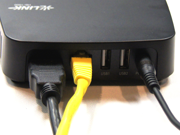 本体背面にはHDMIに有線LAN、USB×2などの端子を装備する