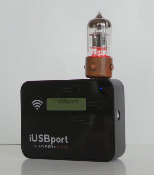 USBメモリーをiUSBportの標準USBポートに挿入するとWi-Fi NASになる