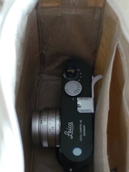 少し分厚いカメラなどでもSIWAブリーフならカバンを変形させずに収納可能だった