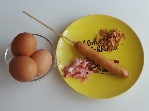 今回、筆者は、Lサイズの卵、カットしたハム、チョリソー、フライド・オニオンを使って、「プレイン」と「エッグドッグ」の2種類の玉子焼きを作ってみた