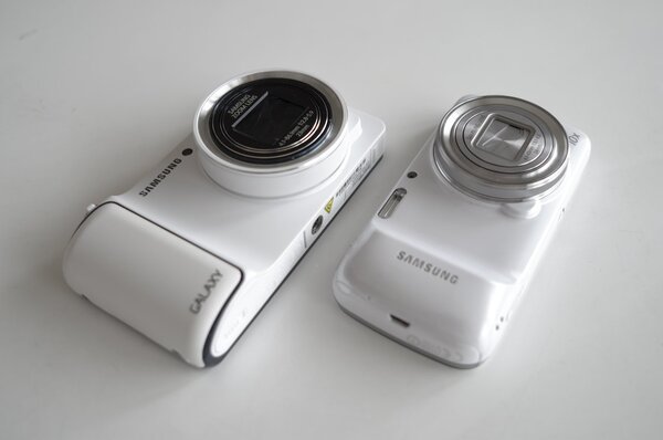 GALAXY Camera（左）より一回りは小さなGALAXY S4 Zoom（右）