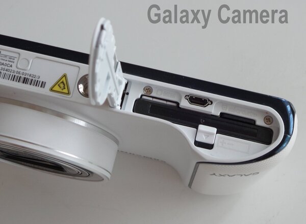 GALAXY Cameraはバッテリー、microSIM、microSDカードの3種類をカメラ底面のスロットに収納する構造だった