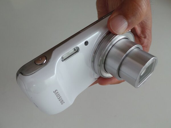 GALAXY S4 Zoomはズームリングを回転させることでカメラの起動を行なったり、ズーム倍率をコントロールできる