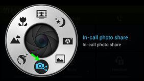 会話中にズームリングを回転すると撮影のためのメニューがポップアップしてくる。矢印の「In‐calllPhoto Share」を選択するとカメラモニター画面に切り替わる