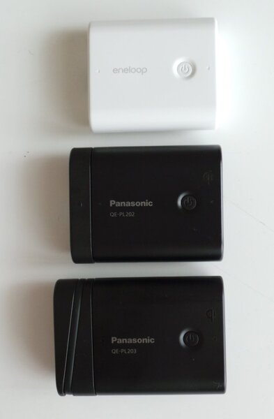 上がエネループのオリジナルUSBモバイル充電池で中央がパナソニックの無接点対応USBモバイル電源（QE-PL202　“LEDライトアタッチメント”付き）、下が無接点対応USBモバイル電源（QE-PL203-K　“充電コード一体型アタッチメント”付き)