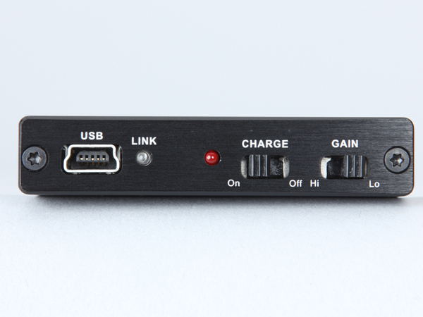 USB端子の横にLINK表示があり、機器を認識するとランプが点灯する。充電機能の切り替えやゲイン切り替えボタンもある