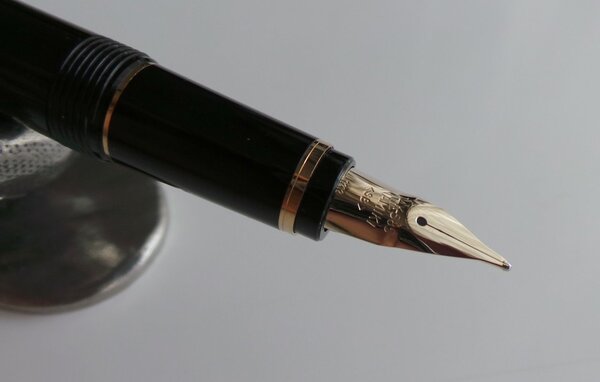 ファルコン（鳥のハヤブサ）を商品名に冠する万年筆だけあって、ニブ（ペン先）の形状は、“くちばし”のようにユニークな形状だ