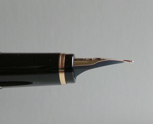 他社のペンと比較して“極太”以上のブロード感を出すニブポイントだが、サイズは普通サイズだ