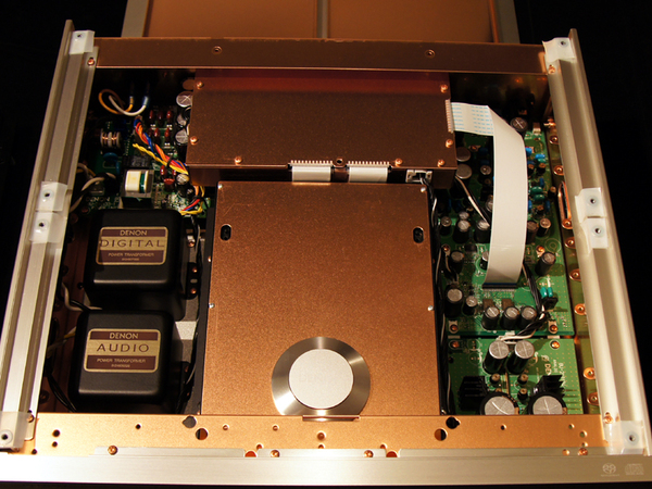 DCD-SX1の内部。ベースはアルミ砂型鋳物素材で振動による音質への影響を低減する
