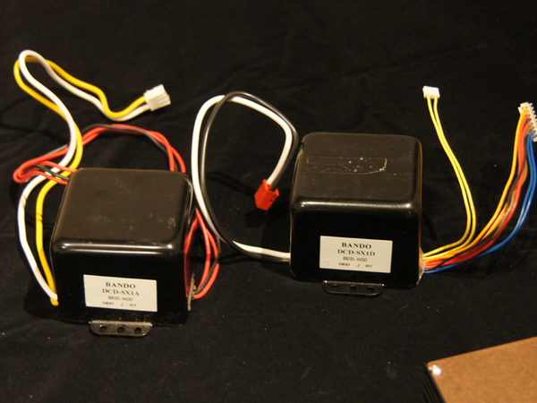 磁界が逆向きになるように配置されたトランス。デジタル回路用とアナログ回路用で使い分ける