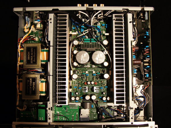 PMA-1500REの内部。左側にトランス×2があり、中央には新開発のブロックコンデンサーを搭載する