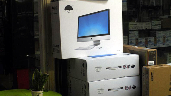 上海の怪しいものばかり売られている市場で見かけた“ニセiMac”。ロゴが変だ