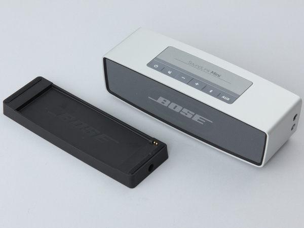 手のひらサイズのコンパクトさながら、想像以上の低音感が楽しめる「SoundLink Mini Bluetooth speaker」（実売価格2万3000円前後）。クレードルで充電が可能